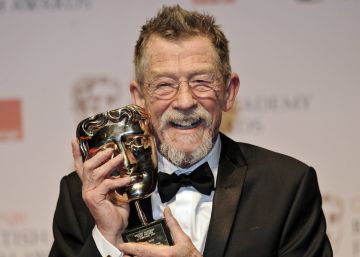 Hurt posa con un BAFTA en 2012.