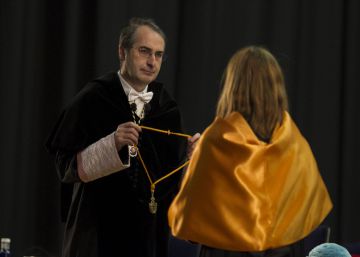 El rector de los plagios se despide con críticas a la justicia “a golpe de titular”