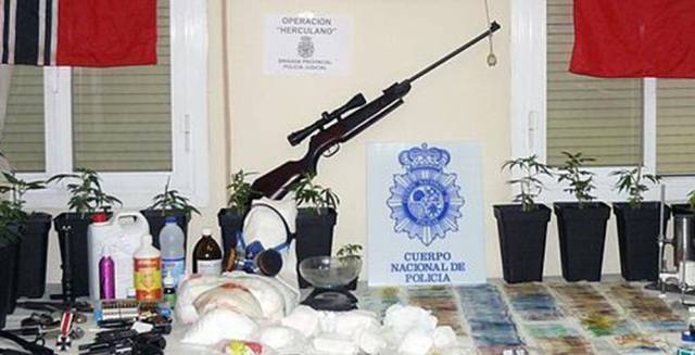 ¿Qué hay detrás de los bodegones policiales de objetos robados, armas y droga?