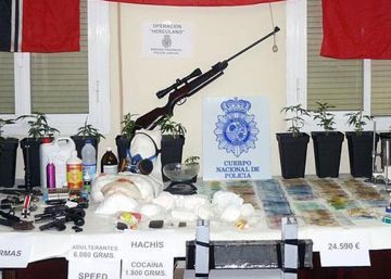 ¿Qué hay detrás de los bodegones policiales de objetos robados, armas y droga?