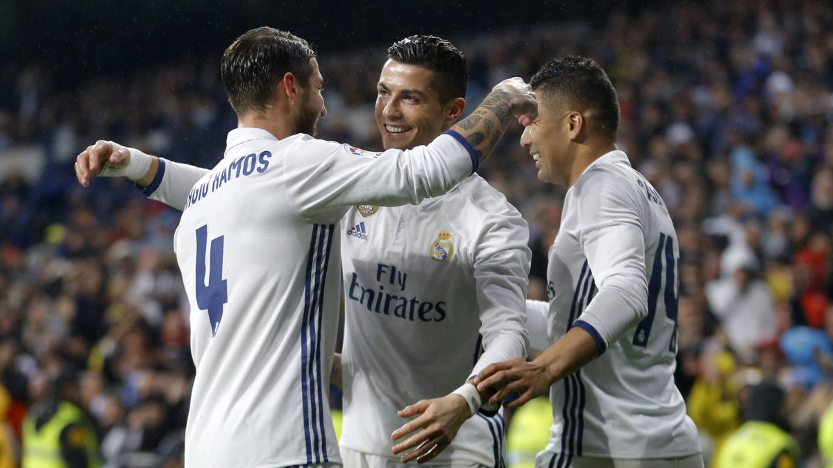 Cristiano Ronaldo celebra su gol con Sergio Ramos y Casemiro