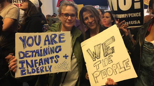 Patricia Arquette, en una imagen que ha compartido en la protesta en el Aeropuerto Internacional de Los &Aacute;ngeles.
