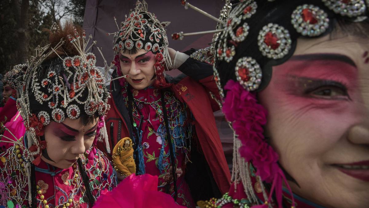Bailarines tradicionales en el Año Nuevo Chino en Pekín (China).