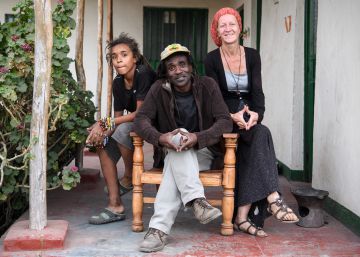 Una familia rastafari frente a su vivienda en Shashamane (Etiop&iacute;a).