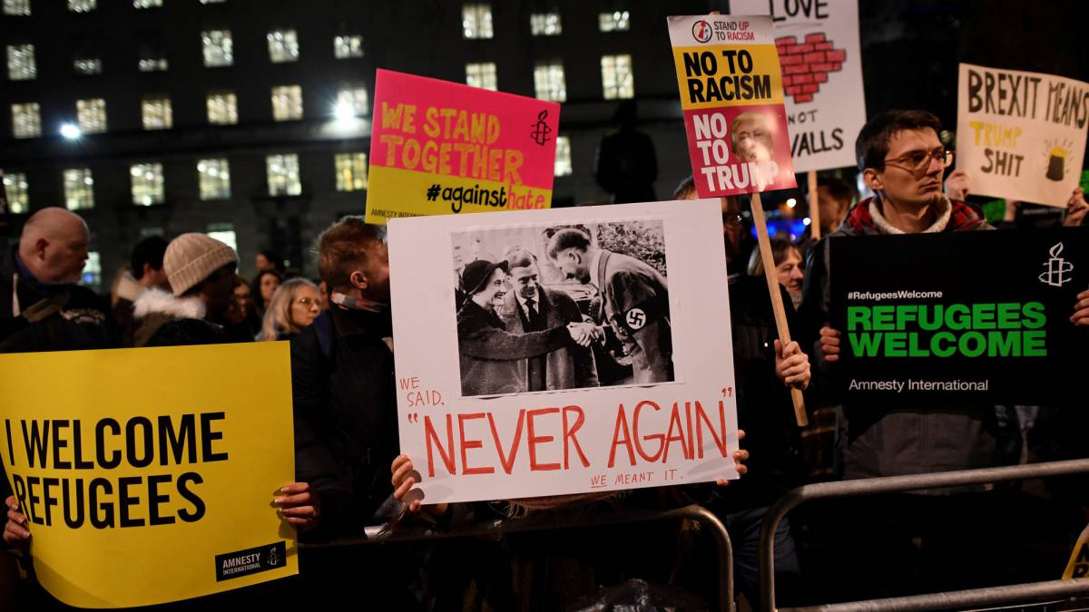 Miles de personas protestan contra Trump, en Londres.