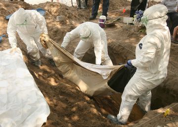 Un equipo forense exhuma un cuerpo en Texas. 