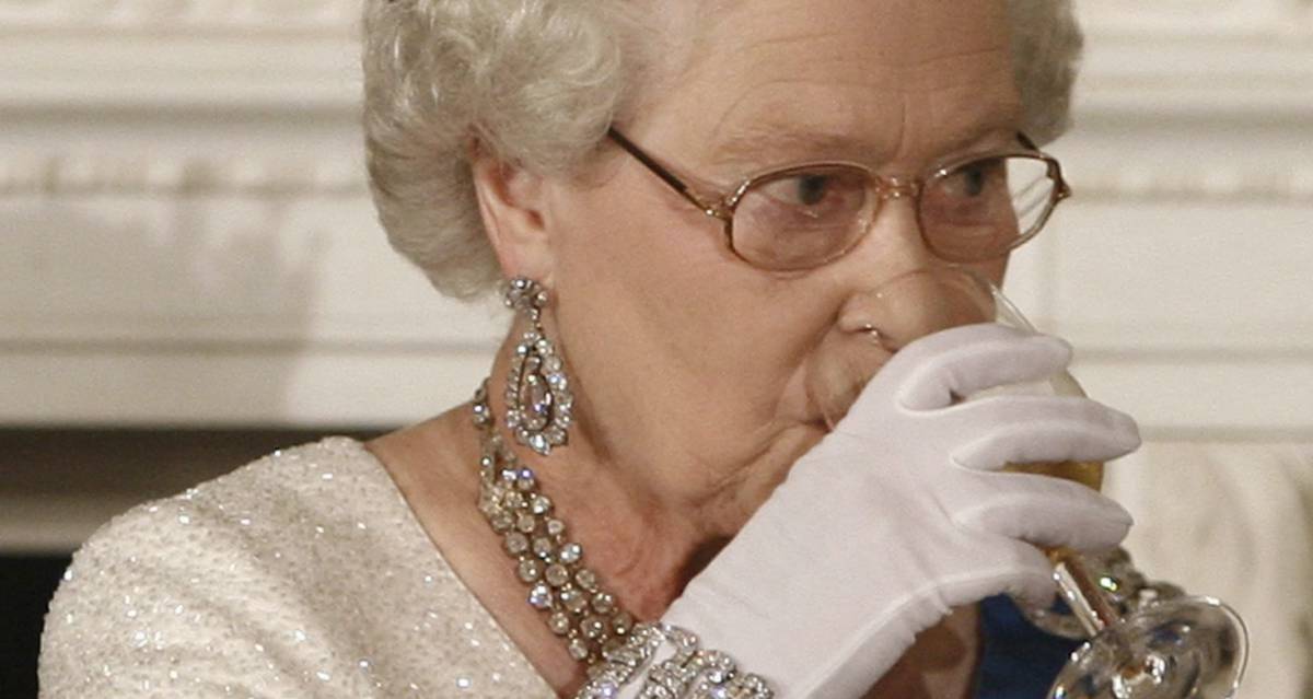 Isabel II en una cena de estado en 2007. 