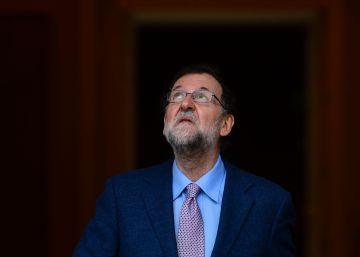 Mariano Rajoy mira al cielo, antes de la llegada del presidente de Ecuador, Rafael Correa. rn rn rn rn 