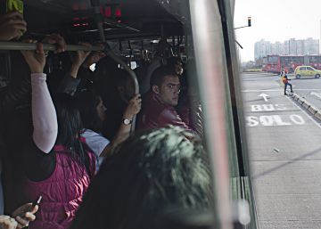 Varios ciudadanos viajan a bordo de un autob&uacute;s de la empresa TransMilenio, en Bogot&aacute;.rn rn rn 