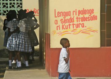 En el colegio de San Basilio de Palenque se dan tres horas diarias de clase en palenquero.