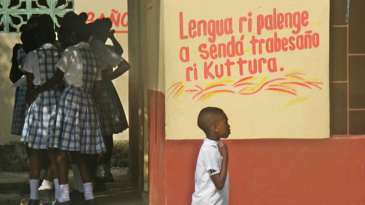 En el colegio de San Basilio de Palenque se dan tres horas diarias de clase en palenquero.