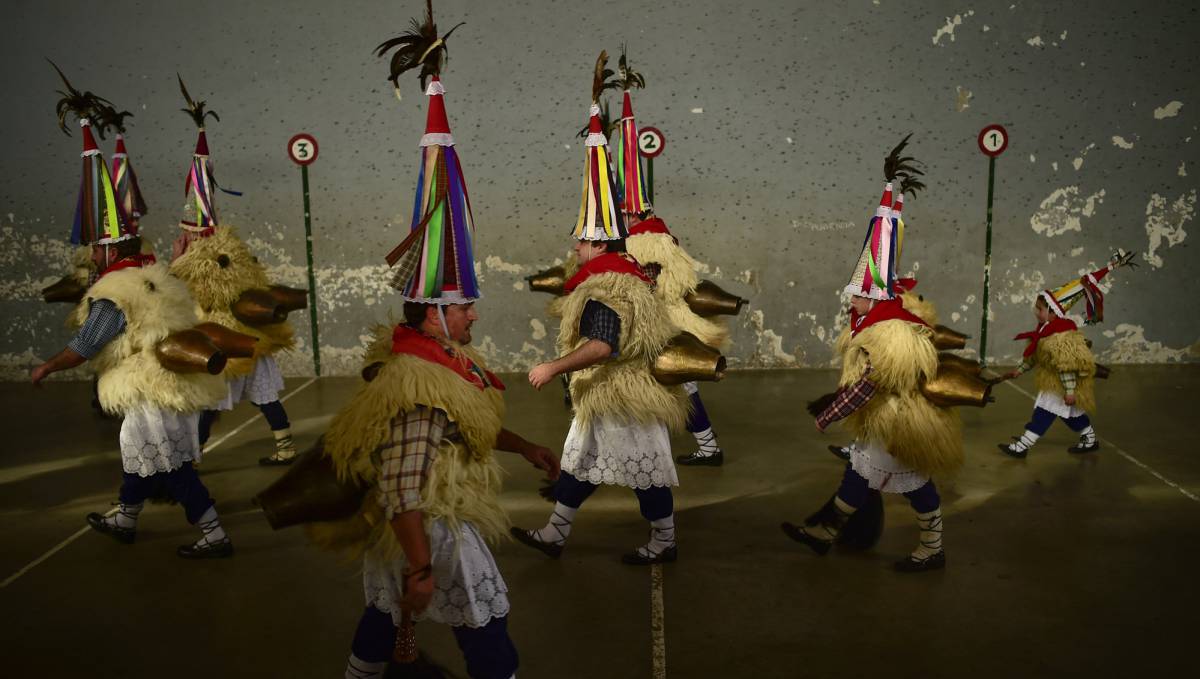 Los zanpantzargroup se preparan para el desfile en Ituren.