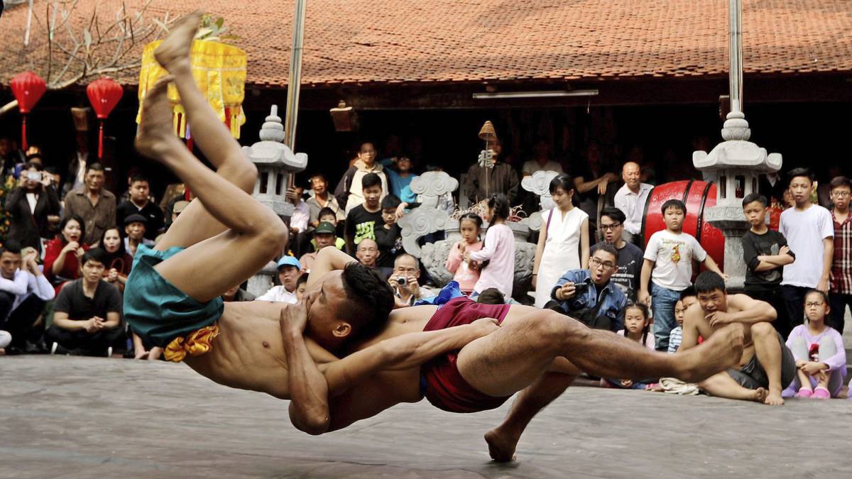 Dos hombres compiten durante un festival de lucha en Hanoi (Vietnam).