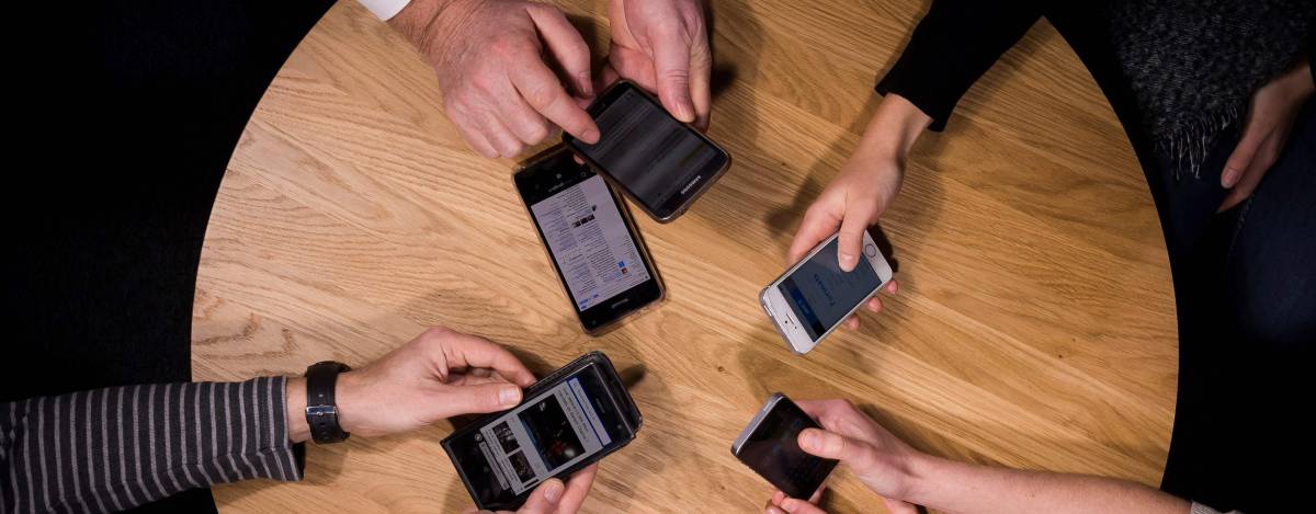 La omnipresencia de los móviles hace que cada día sea más difícil desconectar después del trabajo.