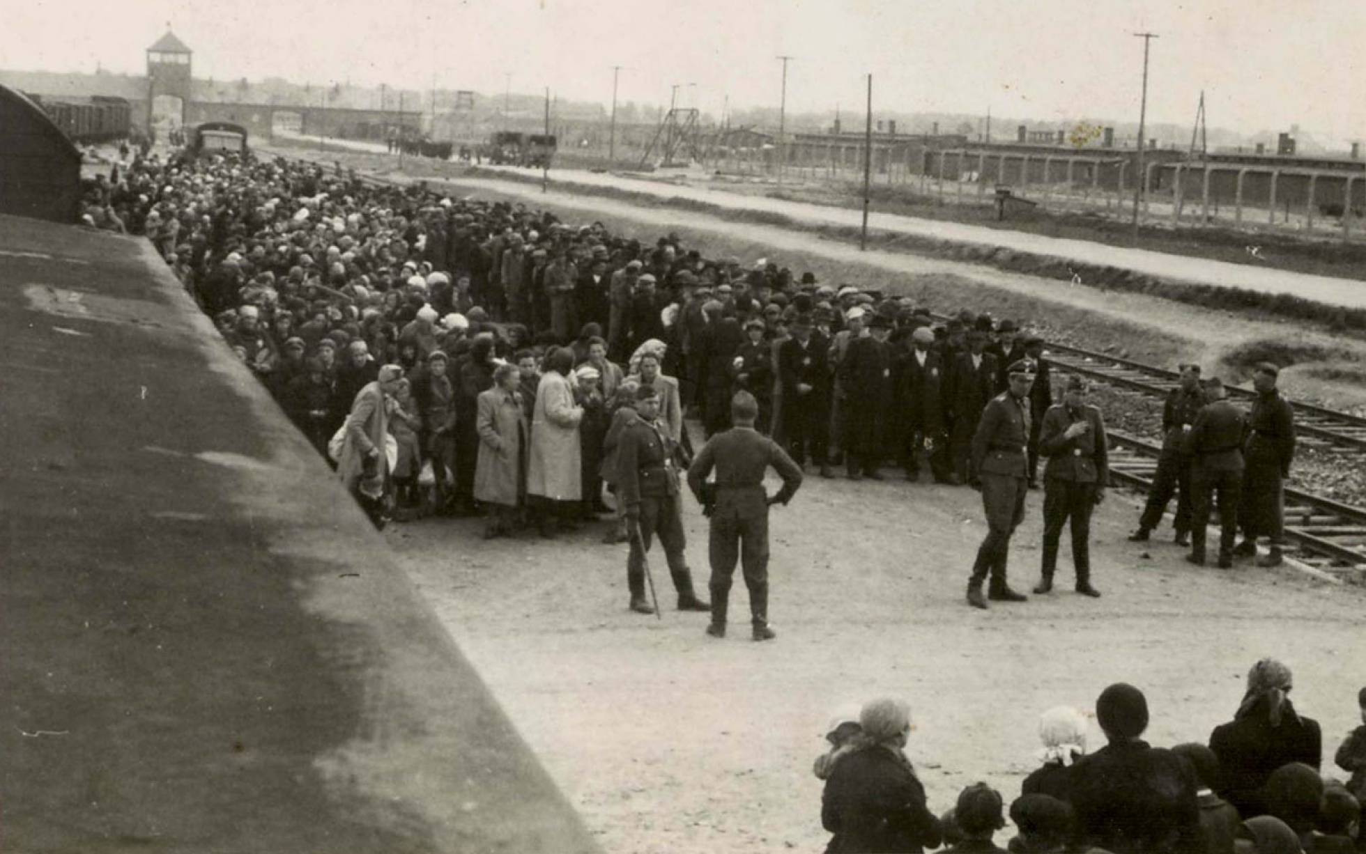els SS realitzen la selecció dels jueus destinats a morir immediatament a les cambres de gas a l'andana d'Auschwitz.