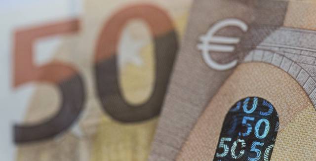 A close-up of the new (genuine) €50 bill.