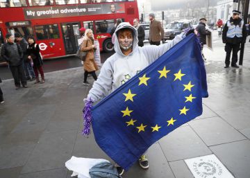 Un hombre con la bandera europea en Londres.