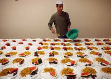 Un cocinero en Londres prepara platos de ramad&aacute;n, un tipo de ayuno.