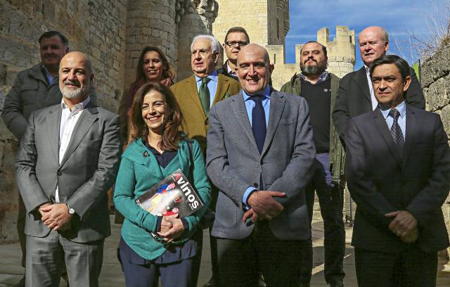 Los responsables de las principales bodegas junto a &Oacute;scar Becerra, director gerente de PRISA Revistas.