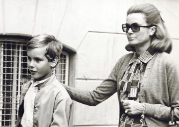 Grace Kelly con su hijo, el pr&iacute;ncipe Alberto, en la d&eacute;cada de los sesenta. 