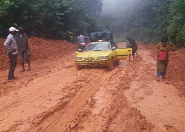 Un coche atascado en la carretera de Di&eacute;k&eacute;, Guinea.