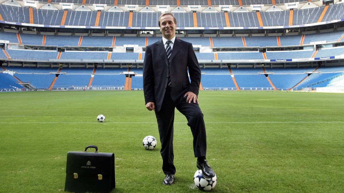José Antonio Alonso en el Bernabeu, en 2004.