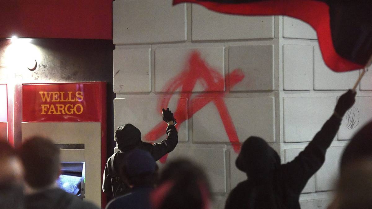 Manifestantes vandalizan una sucursal bancaria en Berkely.
