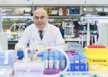 El doctor Tabernero en uno de los laboratorios del VHIO