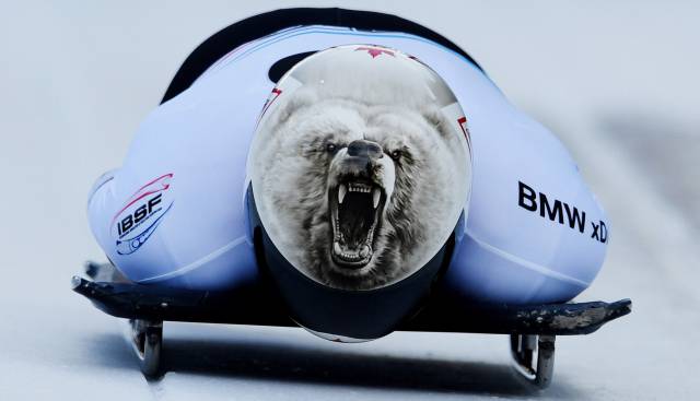 El deportista Barrett Martineau, de Canadá, compite durante la primera carrera del Campeonato del Mundo celebrado en Innsbruck (Austria).