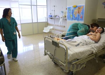 Laura Garces, junto a su hijo Carlos, antes de su operacion en el Hospital 12 de Octubre de Madrid.  