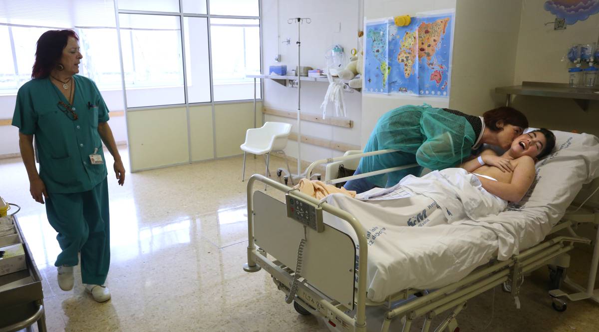 Laura Garces, junto a su hijo Carlos, antes de su operacion en el Hospital 12 de Octubre de Madrid.