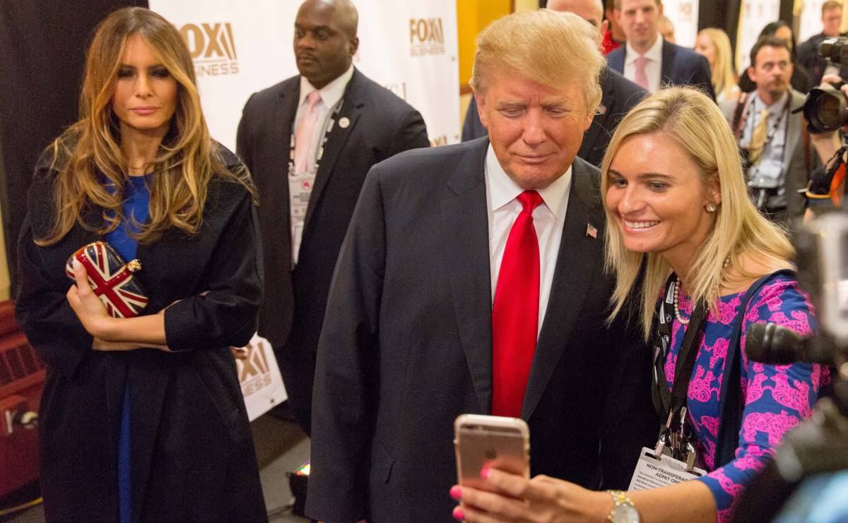 Donald Trump se hace una foto con una simpatizante durante la campa&ntilde;a presidencial. 