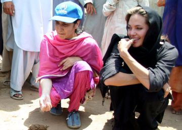 Angelina Jolie, con refugiados en Pakist&aacute;n.