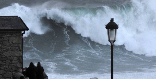 Huge waves off Muxía, in Galicia.