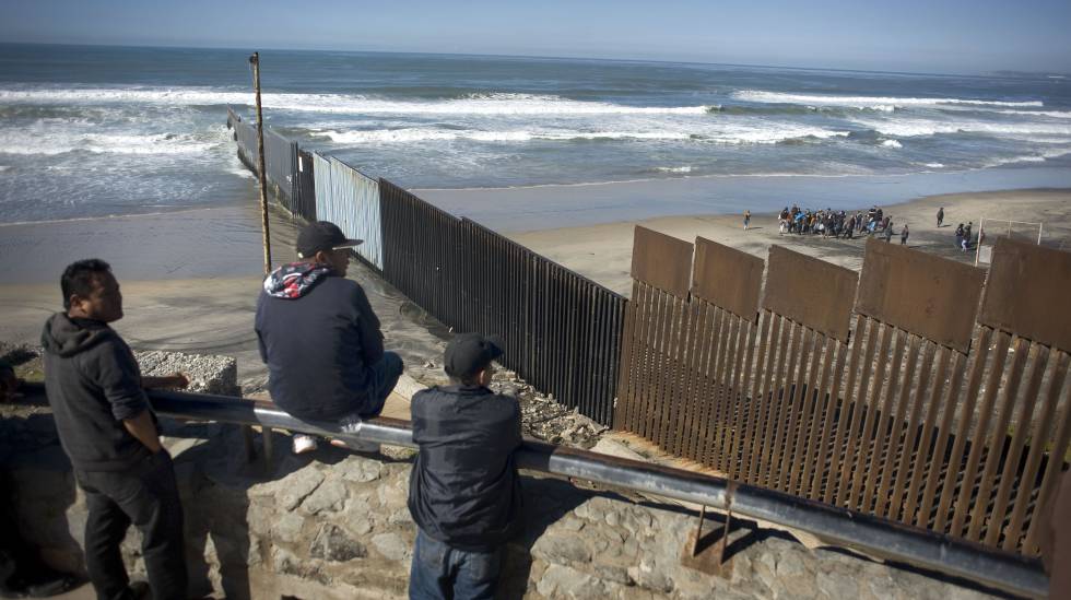 Valla que separa Estados Unidos de México en la ciudad de Tijuana.