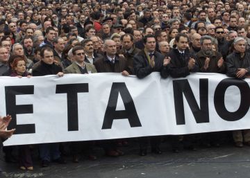 Manifestaci&oacute;n en Andoain (Guip&uacute;zcoa) en repulsa por el asesinato del jefe de la polic&iacute;a local, Joseba Pagazaurtundua &copy; Reuters en 2013 rn 