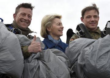 La ministra de Defensa alemana, Ursula von der Leyen, visita la escuela de paracaidismo de su Ej&eacute;rcito.