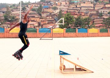 Unos chavales disfrutan del espacio p&uacute;blico en Kigali, Ruanda. 