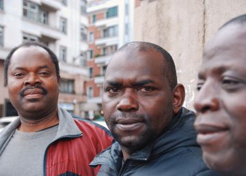 Tres de los ocho primeros hombres formados por el Ayuntamiento de Bilbao contra la mutilaci&oacute;n genital femenina. 