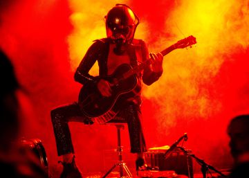 El desquiciado 'bluesman' que actúa con un casco de moto en la cabeza