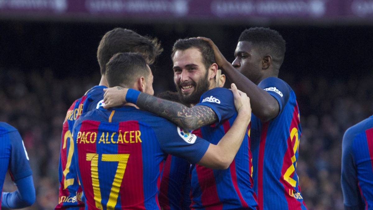 El defensa del FC Barcelona Aleix Vidal celebra con sus compañeros, su gol ante el Athletic.