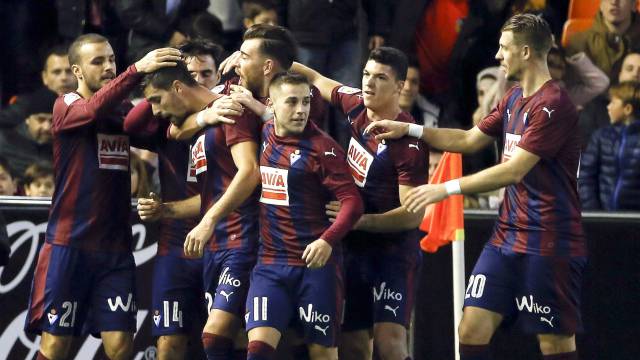 Los jugadores del Eibar celebran un gol.