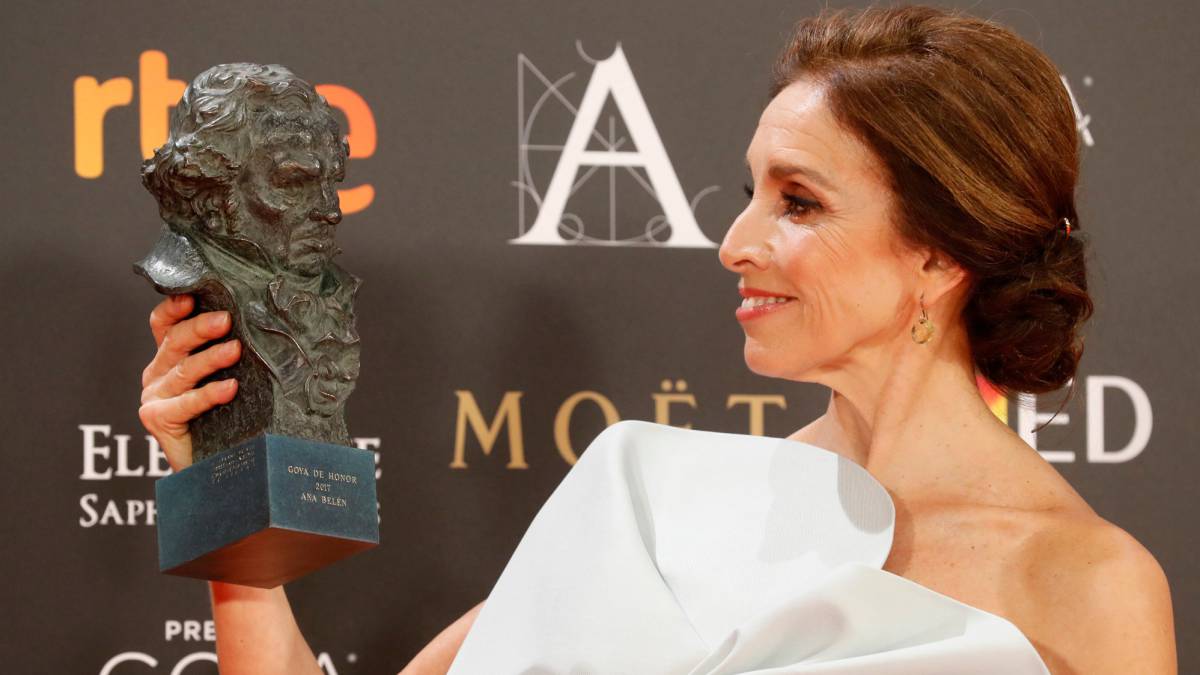 Ana Belén posa con su Goya de Honor.