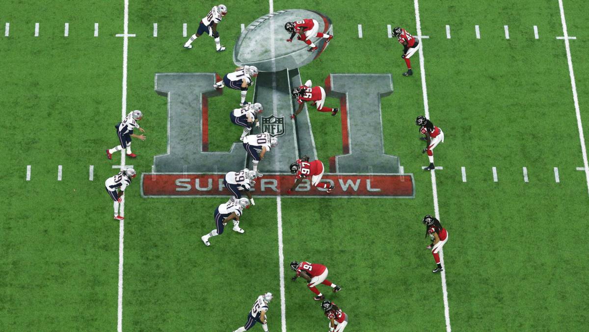 El quarterback deNew England Patriots, Tom Brady, espera a los Snap contra los Atlanta Falcons durante lafinal de la Super Bowl.
