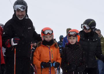 Los Reyes, Felipe y Letizia, acompañados por sus hijas, la Princesa Leonor y la Infanta Sofía, en las pistas de Astún, en el término municipal de Jaca (Huesca).