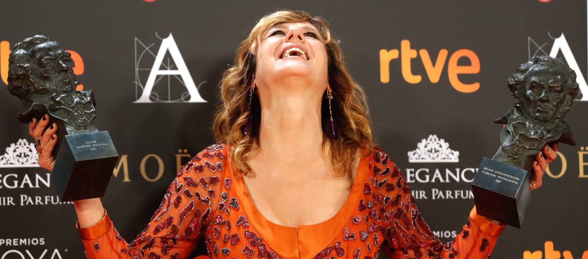 Emma Suárez posa con sus premios a mejor actriz protagonista y de reparto.