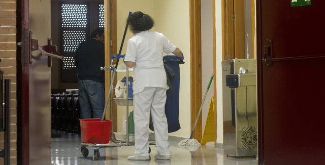Una limpiadora en la Universidad de Sevilla.