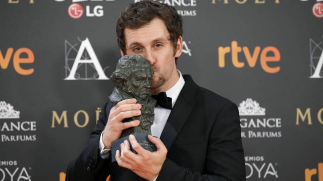 Arévalo con su Goya a la mejor dirección novel.