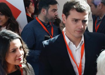 GRA050. COSLADA, 05022017.- El presidente de Ciudadanos, Albert Rivera, junto a la portavoz de la Ejecutiva, Inés Arrimadas (i), a su llegada hoy a la IV Asamblea General de Ciudadanos que se celebra en el Teatro Nuevo Coslada, en Coslada (Madrid), en la que previsiblemente será reelegido como presidente del partido. EFEZipi