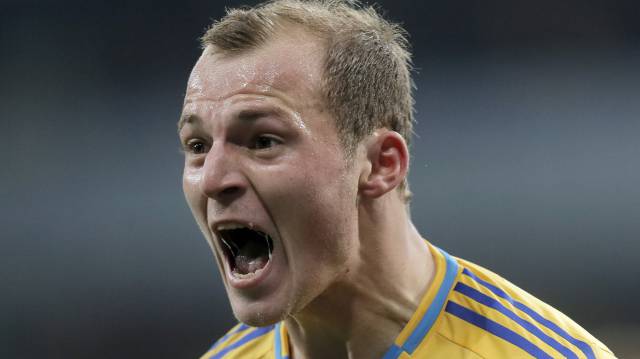 Zozulya celebra un gol con Ucrania.